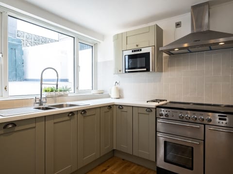 Cottage | Private kitchen | Fridge, dishwasher, electric kettle, toaster