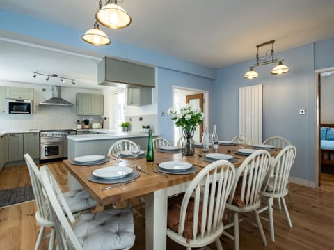 Cottage | Private kitchen | Fridge, dishwasher, electric kettle, toaster