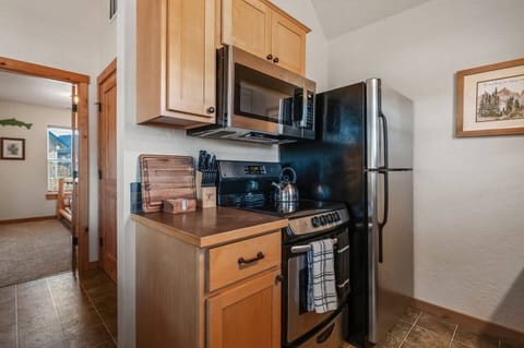 Enjoyable kitchen supplied with the basic cooking equipment.