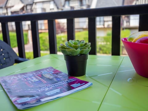 Sky, Plant, Building, Daytime, Property, Window, Tree, Architecture, Urban Design, Leisure