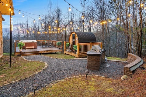 Full grill area (propane provided), barrel sauna, and hot tun overlooking the mountains