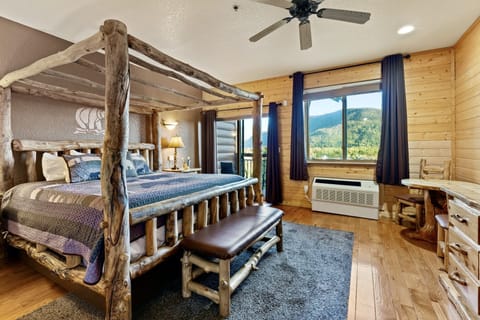 Deluxe Room, 1 King Bed, Balcony, Mountain View | Egyptian cotton sheets, premium bedding, pillowtop beds
