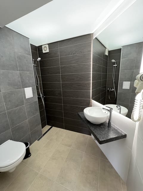 Comfort Double or Twin Room | Bathroom | Combined shower/tub, free toiletries, hair dryer, bathrobes