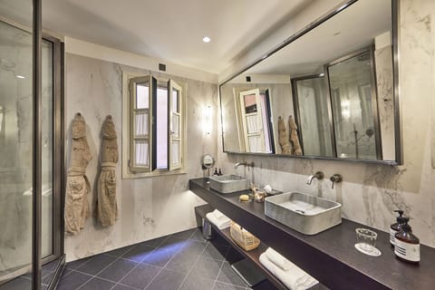 Deluxe Double Room | Bathroom | Shower, rainfall showerhead, hair dryer, slippers