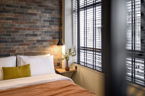 Deluxe Suite (Thea) | Hypo-allergenic bedding, laptop workspace, iron/ironing board, free WiFi