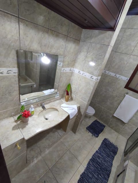 Family Room | Bathroom | Shower, towels