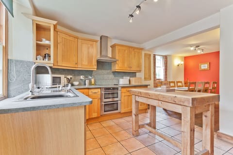 1 Dixon Ground kitchen