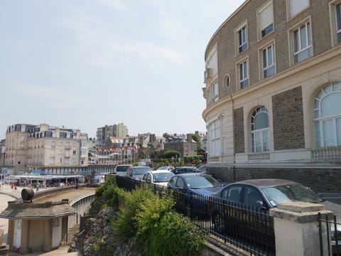 Building, Sky, Window, Vehicle, Plant, Cloud, Car, Urban Design, Neighbourhood, House
