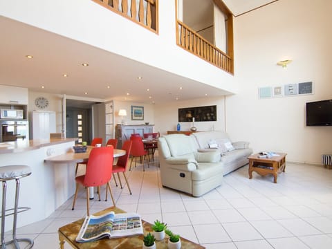 Furniture, Property, Couch, Table, Picture Frame, Comfort, Interior Design, Studio Couch, Lamp, Flooring