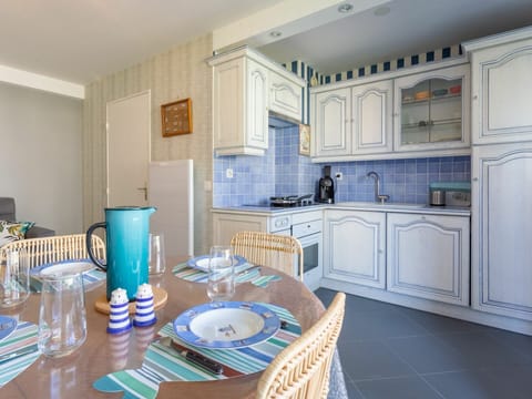 Sky, Plant, Building, Property, Window, Tree, Slope, Land Lot, House, Urban Design