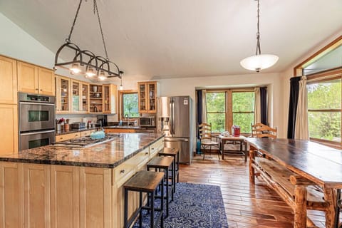 Dining area, Kitchen island w/ Breakfast Bar