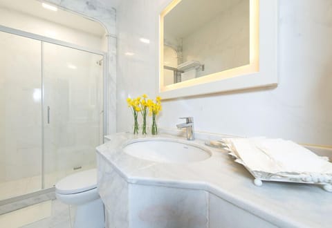 Classic Double Room | Bathroom | Free toiletries, hair dryer, slippers, towels