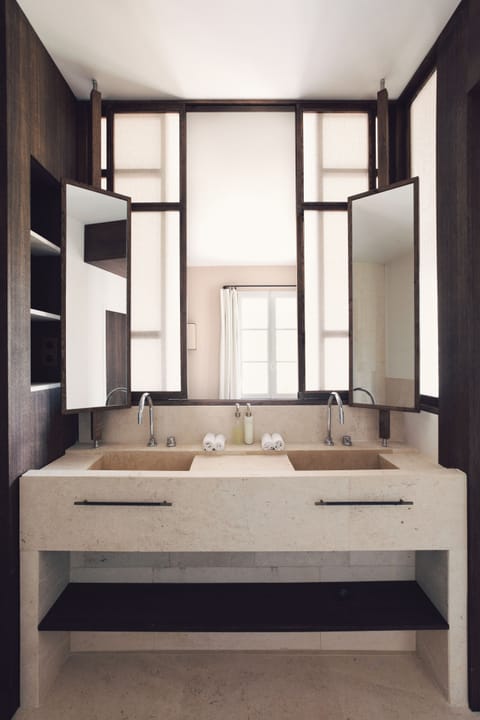 Family Suite | Bathroom | Free toiletries, hair dryer, towels