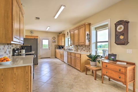 Kitchen | Blender | Trash Bags | Paper Towels