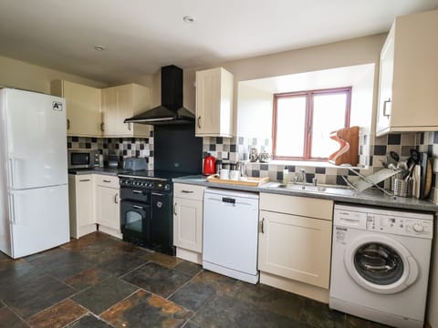 Cottage | Private kitchen | Fridge, dishwasher, electric kettle, toaster