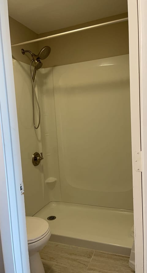 Deluxe Room, 2 Twin Beds | Bathroom | Shower, hair dryer, towels