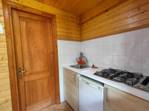 Family Bungalow | Private kitchen | Mini-fridge, stovetop