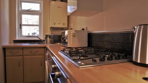 Cottage | Private kitchen | Microwave, dishwasher, toaster, cookware/dishes/utensils