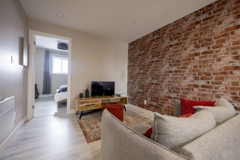 Suite avec chambre fermee | Living area | Flat-screen TV