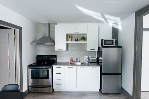 Loft avec un lit + divan-lit | Private kitchen | Full-size fridge, microwave, oven, toaster