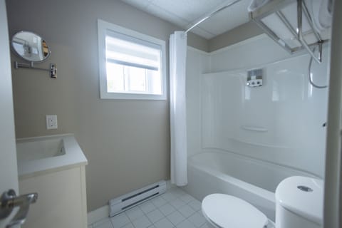 Appartement de deux chambres a coucher + divan-lit | Bathroom | Bathtub, towels, toilet paper