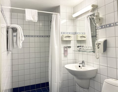 Budget Double Room | Bathroom | Shower, hair dryer, towels