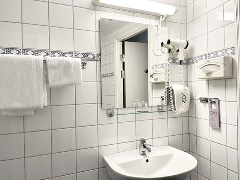 Budget Single Room | Bathroom | Shower, hair dryer, towels