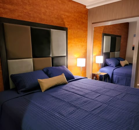 Deluxe Queen Room Smoking | Premium bedding, free WiFi, bed sheets