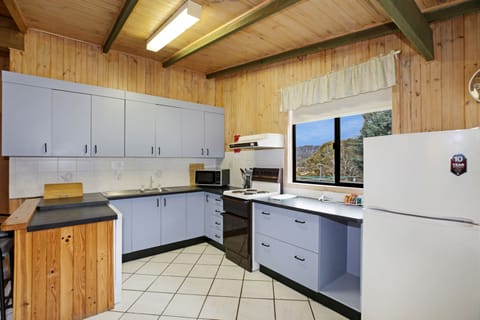 Classic Cottage, Non Smoking, Mountain View | Private kitchen