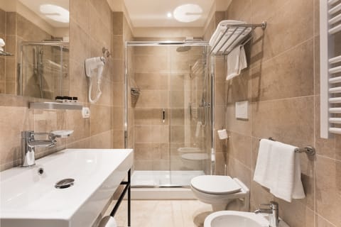 Superior Double or Twin Room | Bathroom | Combined shower/tub, jetted tub, hydromassage showerhead
