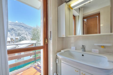 Family Apartment, Multiple Bedrooms, 2 Bathrooms (Bramé La Fam 32 (few steps from) | Bathroom | Shower, hair dryer, bidet, towels