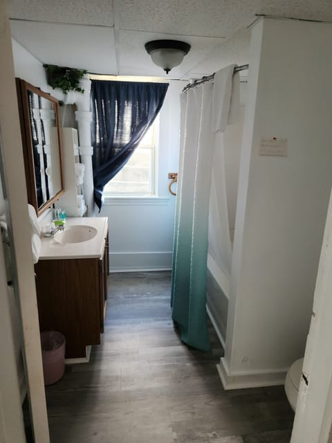 Standard Apartment | Bathroom | Bathtub, free toiletries, soap, shampoo