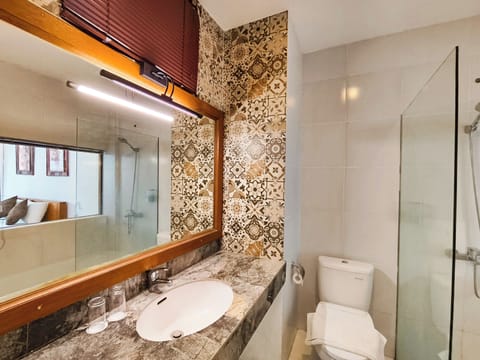 Deluxe Room | Bathroom | Shower, rainfall showerhead, bidet, towels