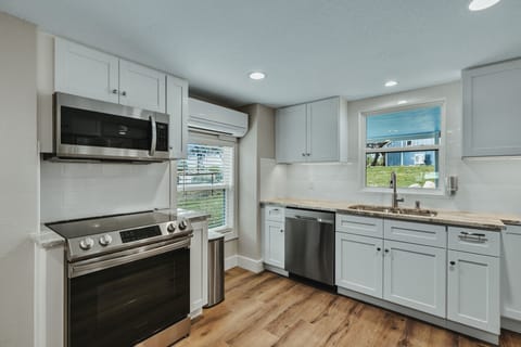 Main House (downstairs): Fully equipped kitchen with stainless appliances
