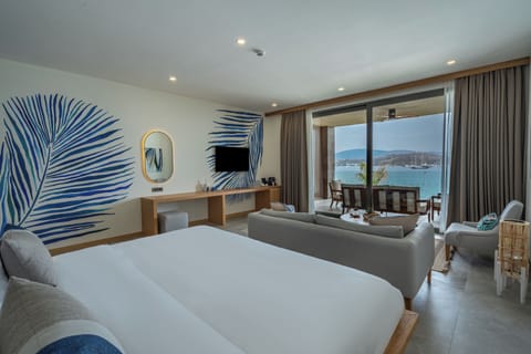 Grand Deluxe with Sea View | Premium bedding, free minibar items, in-room safe, free WiFi