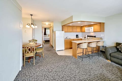 The kitchen is just steps away