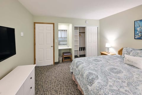 Other side of the bedroom