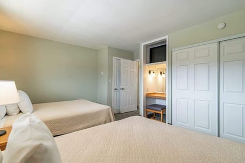 Other side of the bedroom