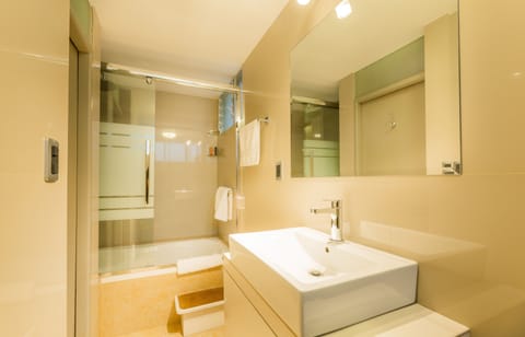 Presidential Room | Bathroom | Shower, rainfall showerhead, designer toiletries, towels