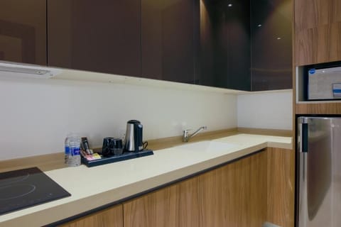 Royal Suite | Private kitchen | Coffee/tea maker, electric kettle