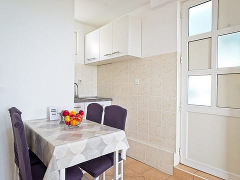 Studio (Studio Apartment with Sea View and Ba) | Private kitchen | Fridge, dining tables