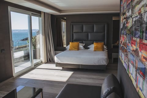 Suite King, Vista Mare | Frette Italian sheets, premium bedding, down comforters, minibar