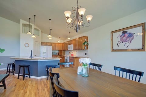 Dining room can seat up to 8 with bench and chairs.