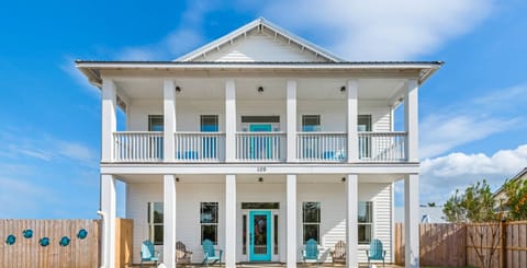 Welcome to fun and funky Freestyle! Just 2 blocks from 6 beach accesses!