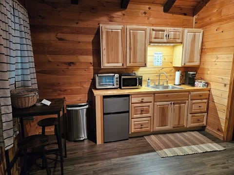 Signature Cabin, 1 Queen Bed, Mountain View, Slope side | In-room dining