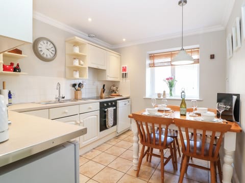 Cottage | Private kitchen | Fridge, dishwasher, cookware/dishes/utensils