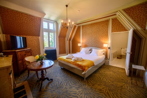 Romantic Double Room | Premium bedding, soundproofing, free WiFi, bed sheets