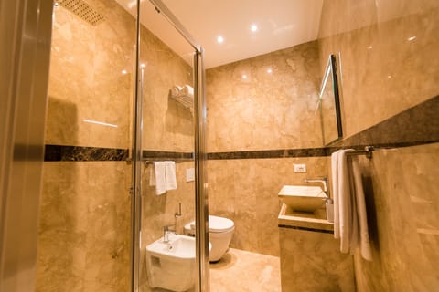 Luxury Room | Bathroom | Shower, rainfall showerhead, hair dryer, bidet