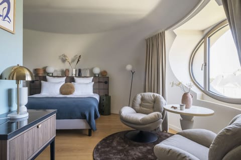 Premium bedding, pillowtop beds, in-room safe, blackout drapes