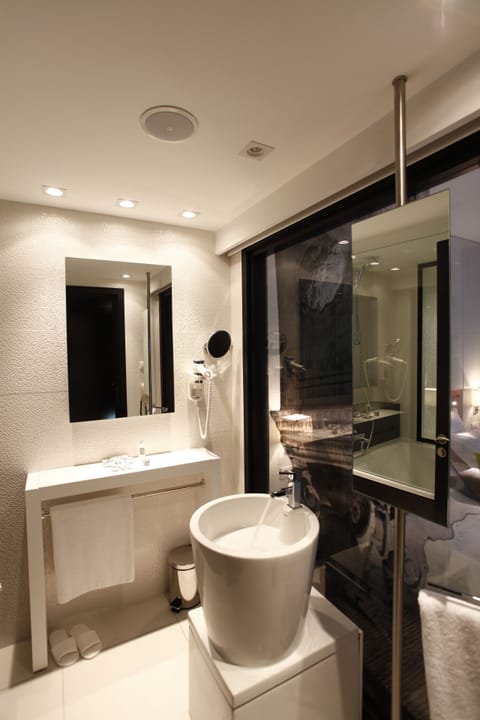 Standard Room City View | Bathroom | Combined shower/tub, deep soaking tub, free toiletries, towels